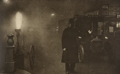 Ein Polizist regelt den Verkehr im Nebel, wo Charing Cross auf den Trafalgar Square trifft